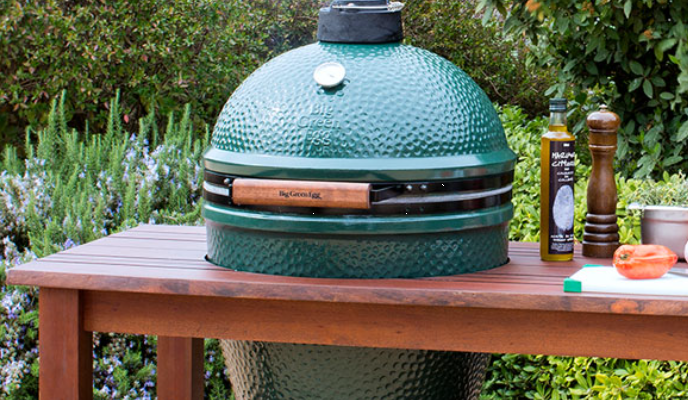 The Big Green Egg Medium is perfectly sized for smaller families and couples, and accommodates all the most popular EGGcessories, like the convEGGtor, Pizza & Baking Stone and the Arcadia hardwood table (shown here). Get all the famous Big Green Egg versatility and efficiency in a smaller package with plenty of cooking area to accommodate a backyard cookout of four steaks or two whole chickens.